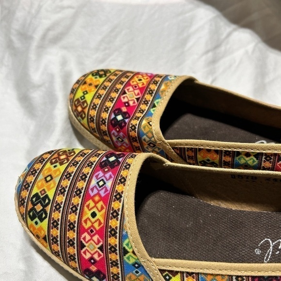 Ladies Abril colorful slip on shoes size 7.5 made in Mexico - Picture 9 of 9